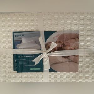 Bedside waffle weave blanket, queen